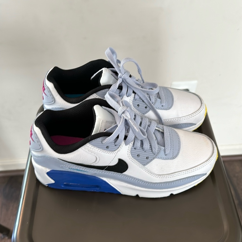 Previously Loved Big Kids Nike Size 5.5